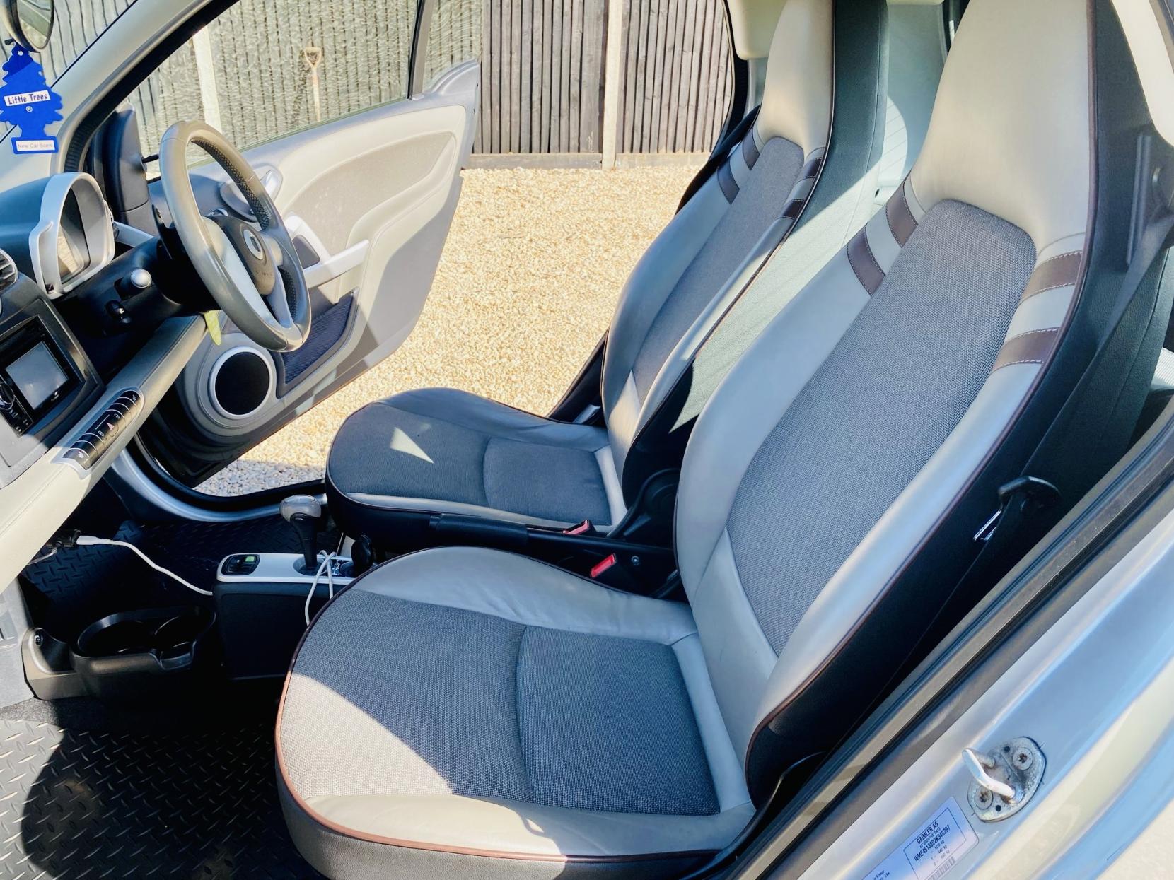 Smart fortwo 1.0 MHD Passion Coupe 2dr Petrol SoftTouch Euro 5 (s/s) (71 bhp)
