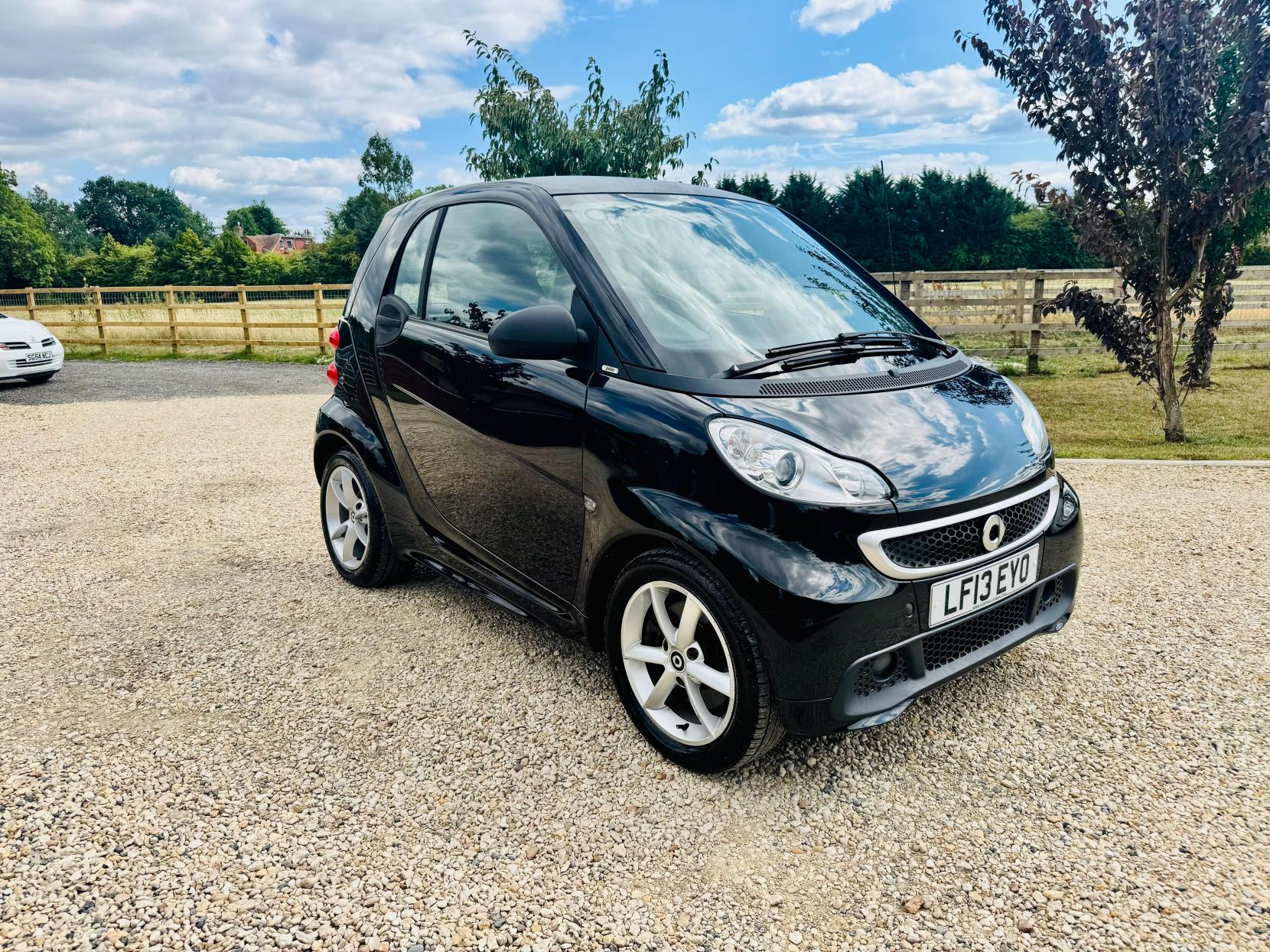 Smart fortwo 1.0 MHD Pulse Coupe 2dr Petrol SoftTouch Euro 5 (s/s) (71 bhp)