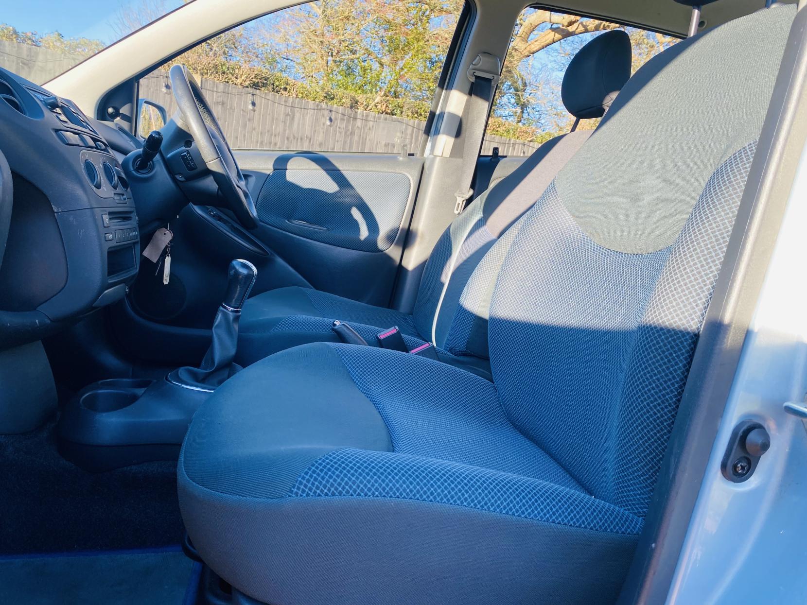 Toyota Yaris 1.3 VVT-i Blue Hatchback 5dr Petrol Manual (133 g/km, 85 bhp)