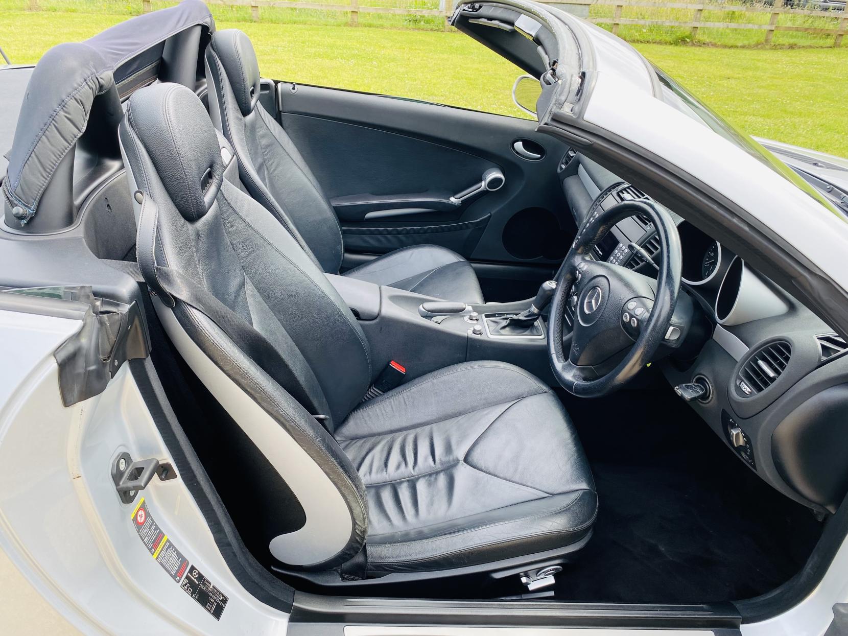 Mercedes-Benz SLK 3.5 SLK350 Convertible 2dr Petrol Automatic (238 g/km, 272 bhp)