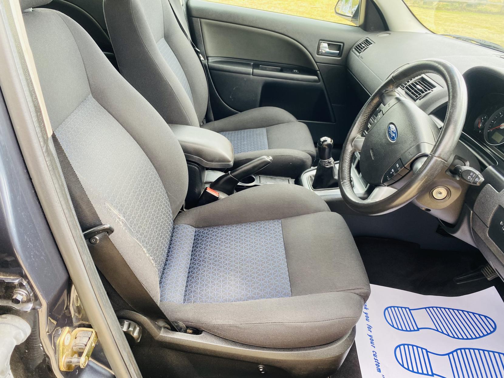 Ford Mondeo 1.8 Zetec Hatchback 5dr Petrol Manual (187 g/km, 123 bhp)