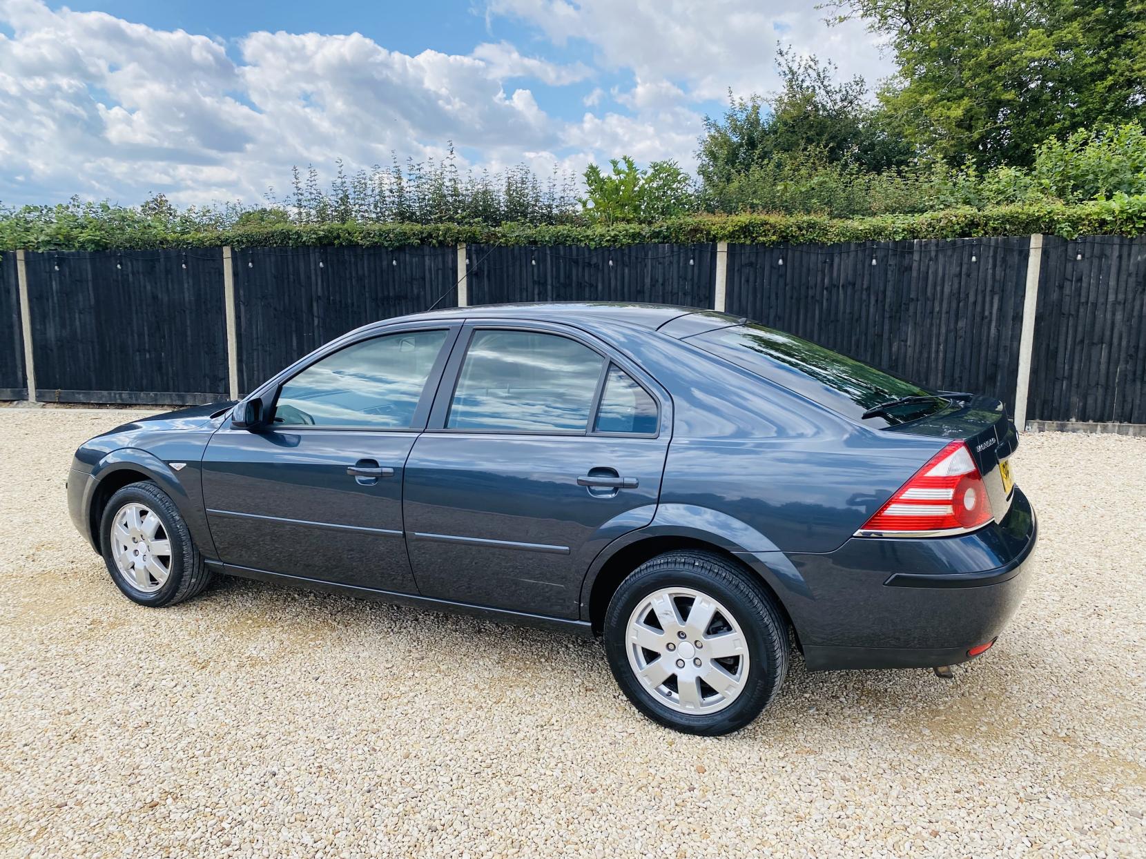 Ford Mondeo 1.8 Zetec Hatchback 5dr Petrol Manual (187 g/km, 123 bhp)