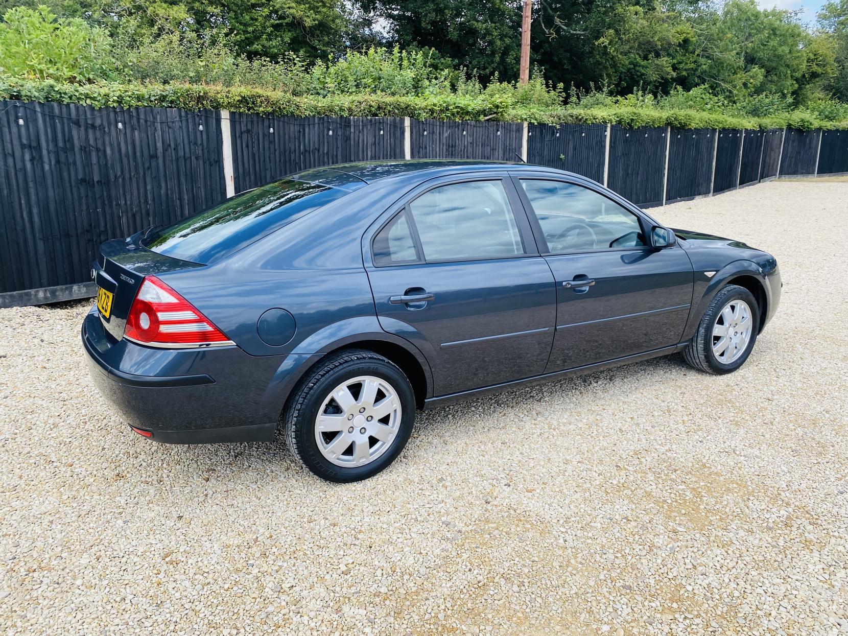 Ford Mondeo 1.8 Zetec Hatchback 5dr Petrol Manual (187 g/km, 123 bhp)
