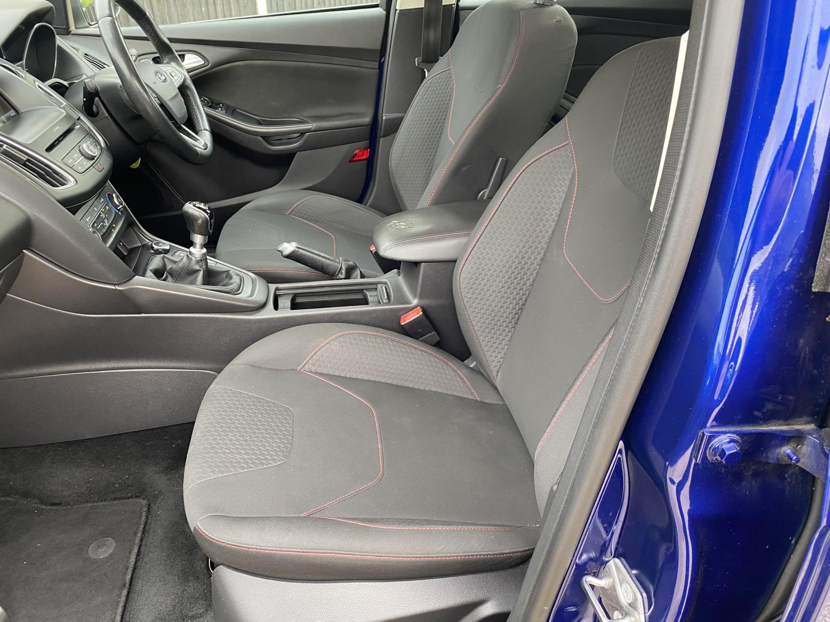 Ford Focus 1.0T EcoBoost Zetec S Hatchback 5dr Petrol Manual Euro 6 (s/s) (125 ps)
