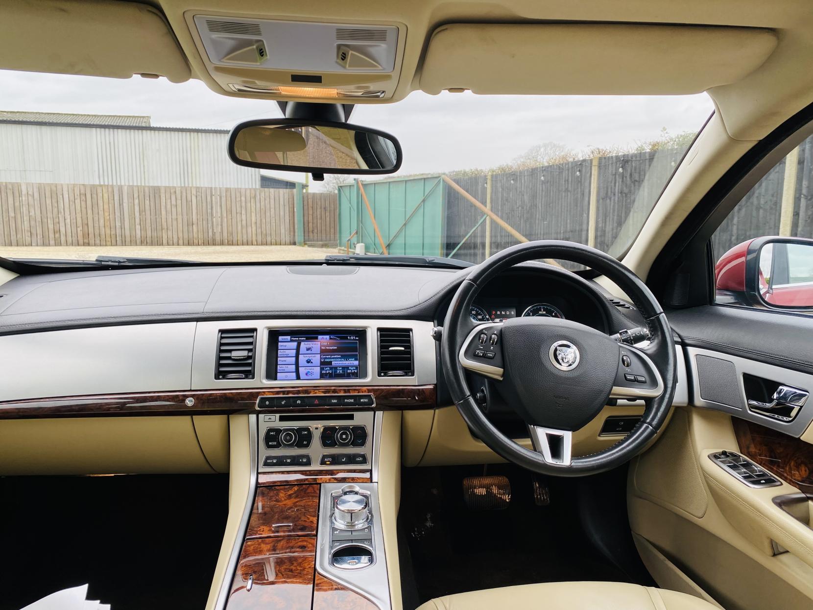 Jaguar XF 3.0d V6 Luxury Saloon 4dr Diesel Auto Euro 5 (s/s) (240 ps)