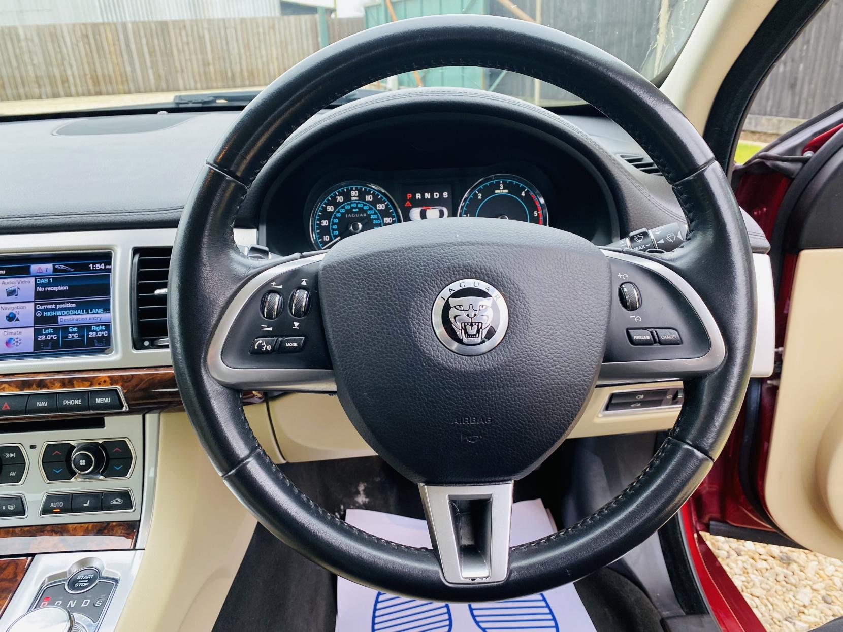 Jaguar XF 3.0d V6 Luxury Saloon 4dr Diesel Auto Euro 5 (s/s) (240 ps)