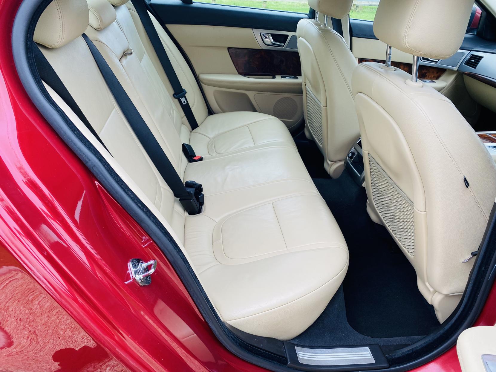 Jaguar XF 3.0d V6 Luxury Saloon 4dr Diesel Auto Euro 5 (s/s) (240 ps)