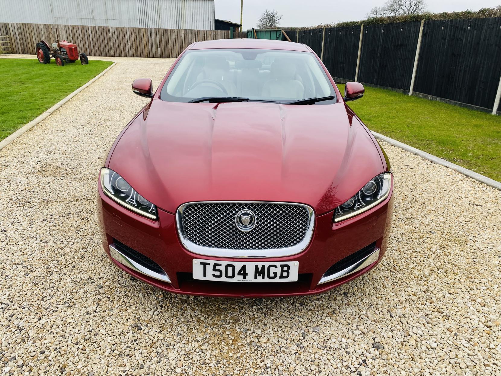 Jaguar XF 3.0d V6 Luxury Saloon 4dr Diesel Auto Euro 5 (s/s) (240 ps)