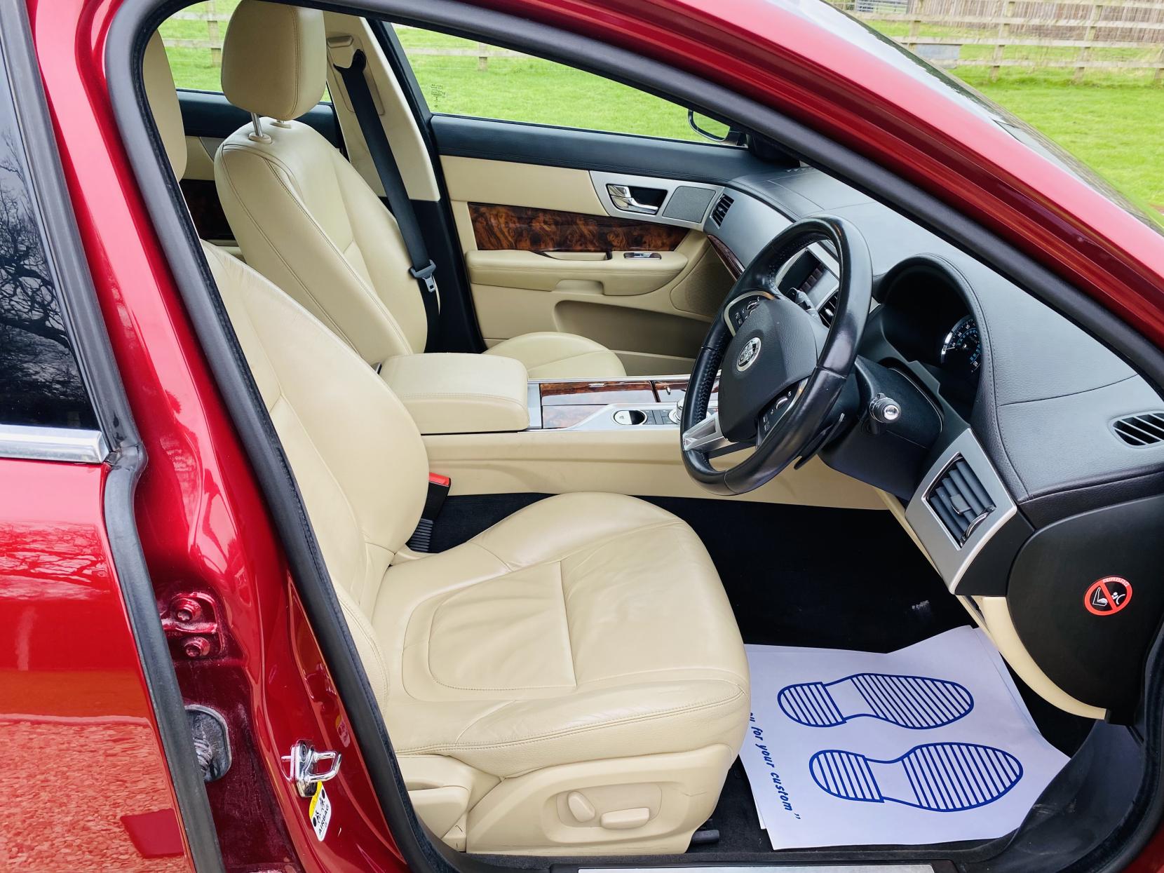 Jaguar XF 3.0d V6 Luxury Saloon 4dr Diesel Auto Euro 5 (s/s) (240 ps)