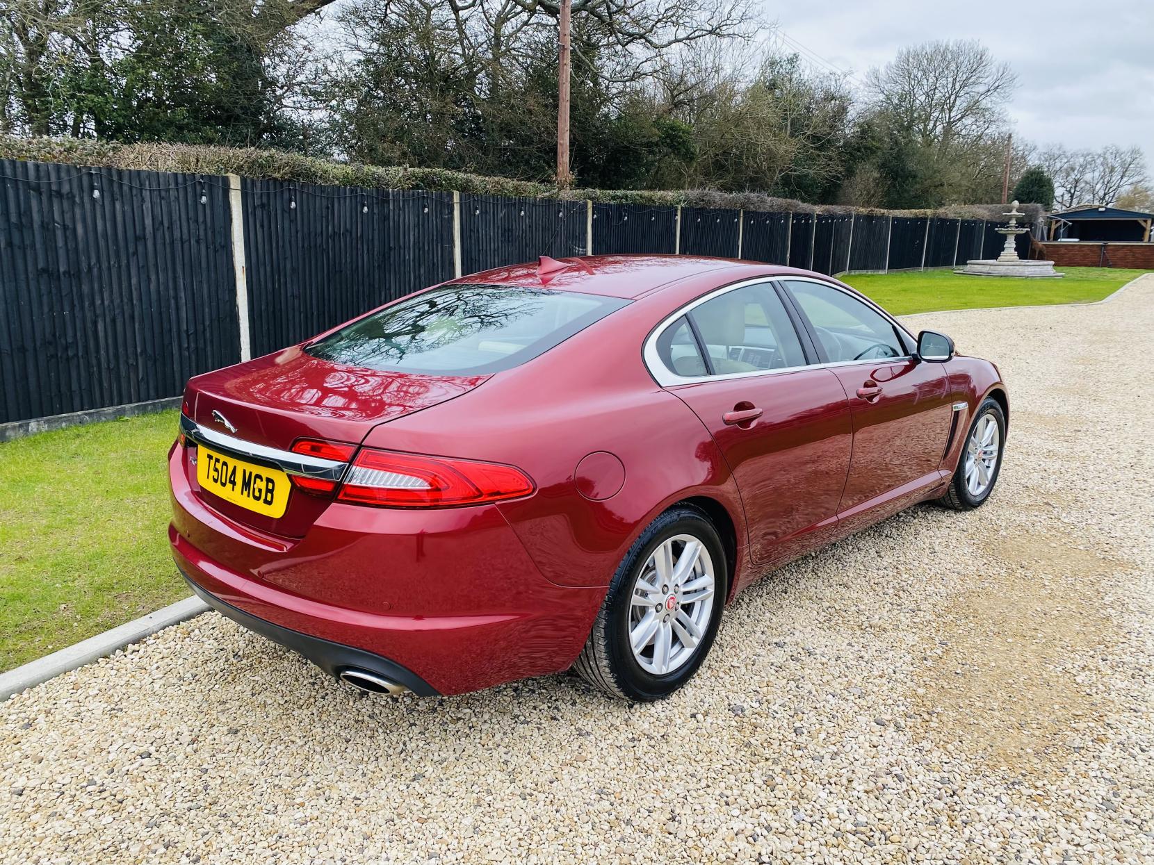 Jaguar XF 3.0d V6 Luxury Saloon 4dr Diesel Auto Euro 5 (s/s) (240 ps)