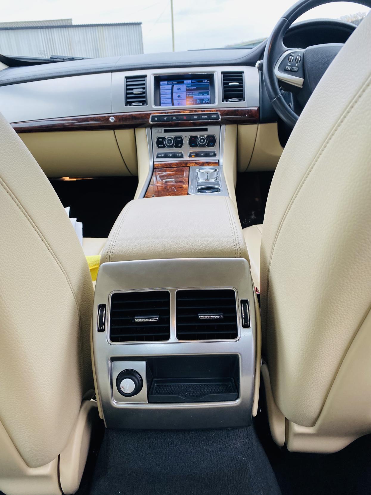 Jaguar XF 3.0d V6 Luxury Saloon 4dr Diesel Auto Euro 5 (s/s) (240 ps)