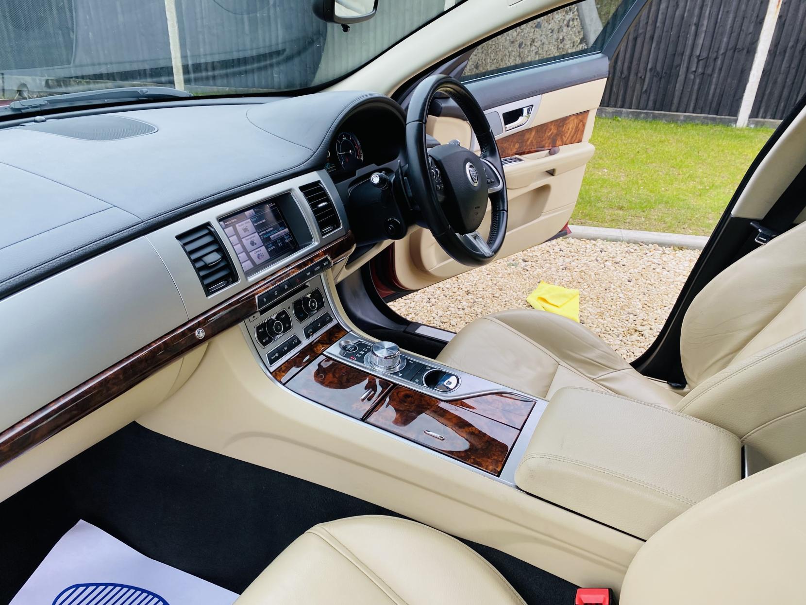 Jaguar XF 3.0d V6 Luxury Saloon 4dr Diesel Auto Euro 5 (s/s) (240 ps)