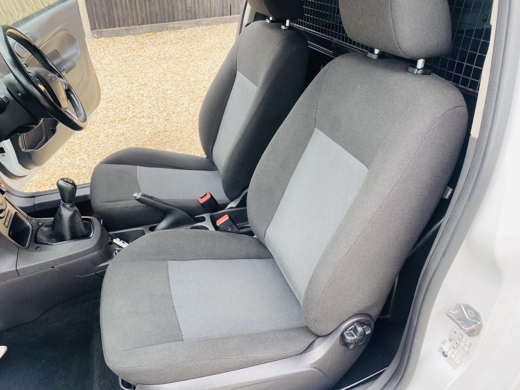 Ford Fiesta Van 1.6 TDCi ECOnetic II Panel Van 3dr Diesel Manual (87 g/km, 94 bhp)