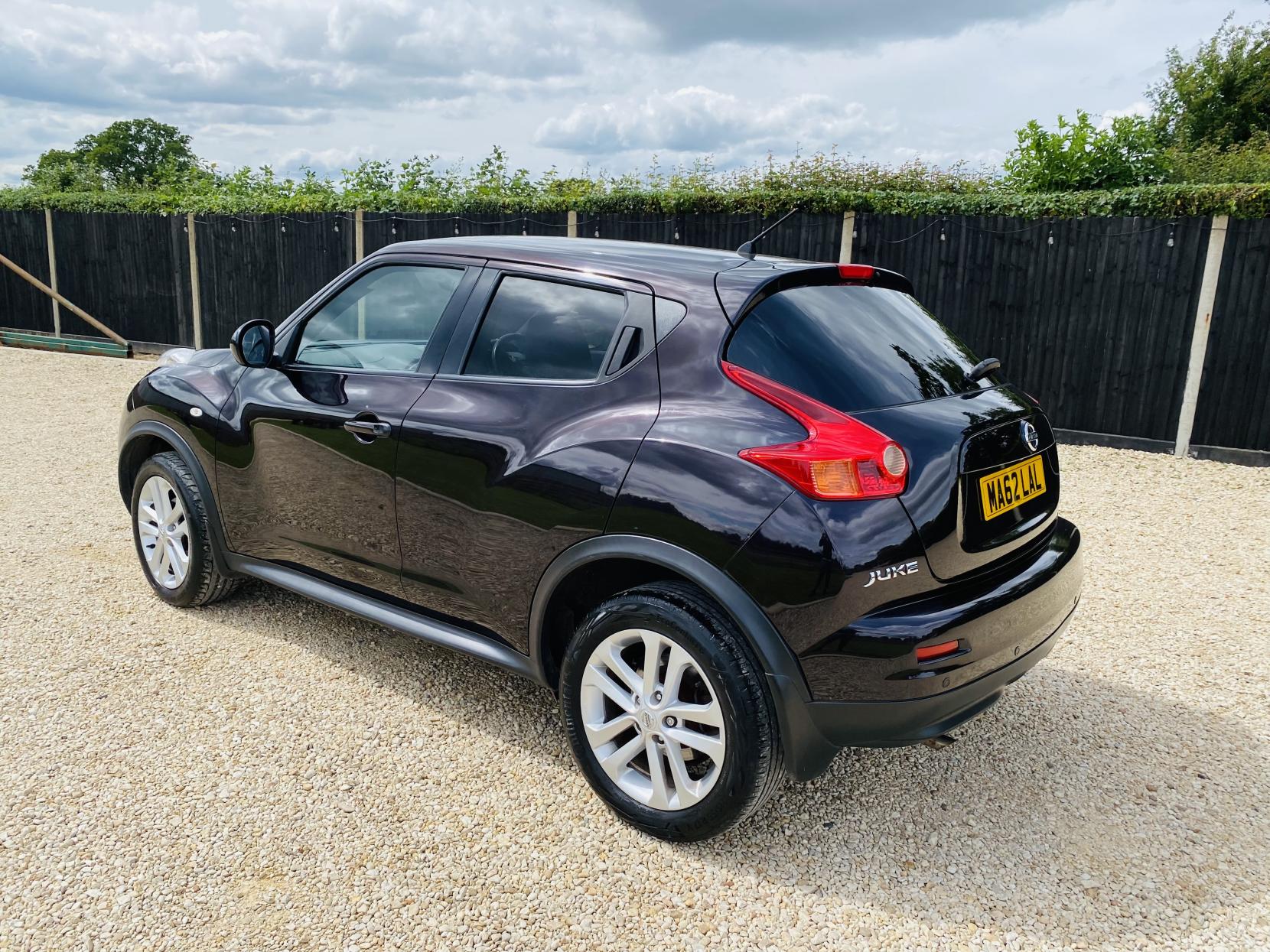Nissan Juke 1.6 Tekna SUV 5dr Petrol CVT Euro 5 (117 ps)
