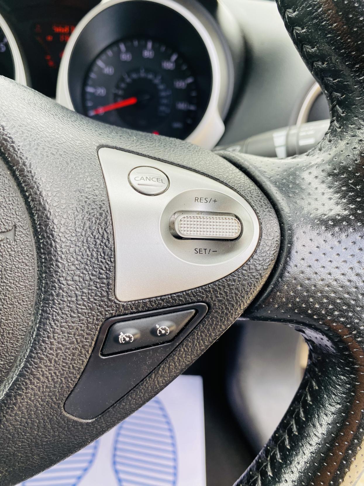 Nissan Juke 1.6 Tekna SUV 5dr Petrol CVT Euro 5 (117 ps)