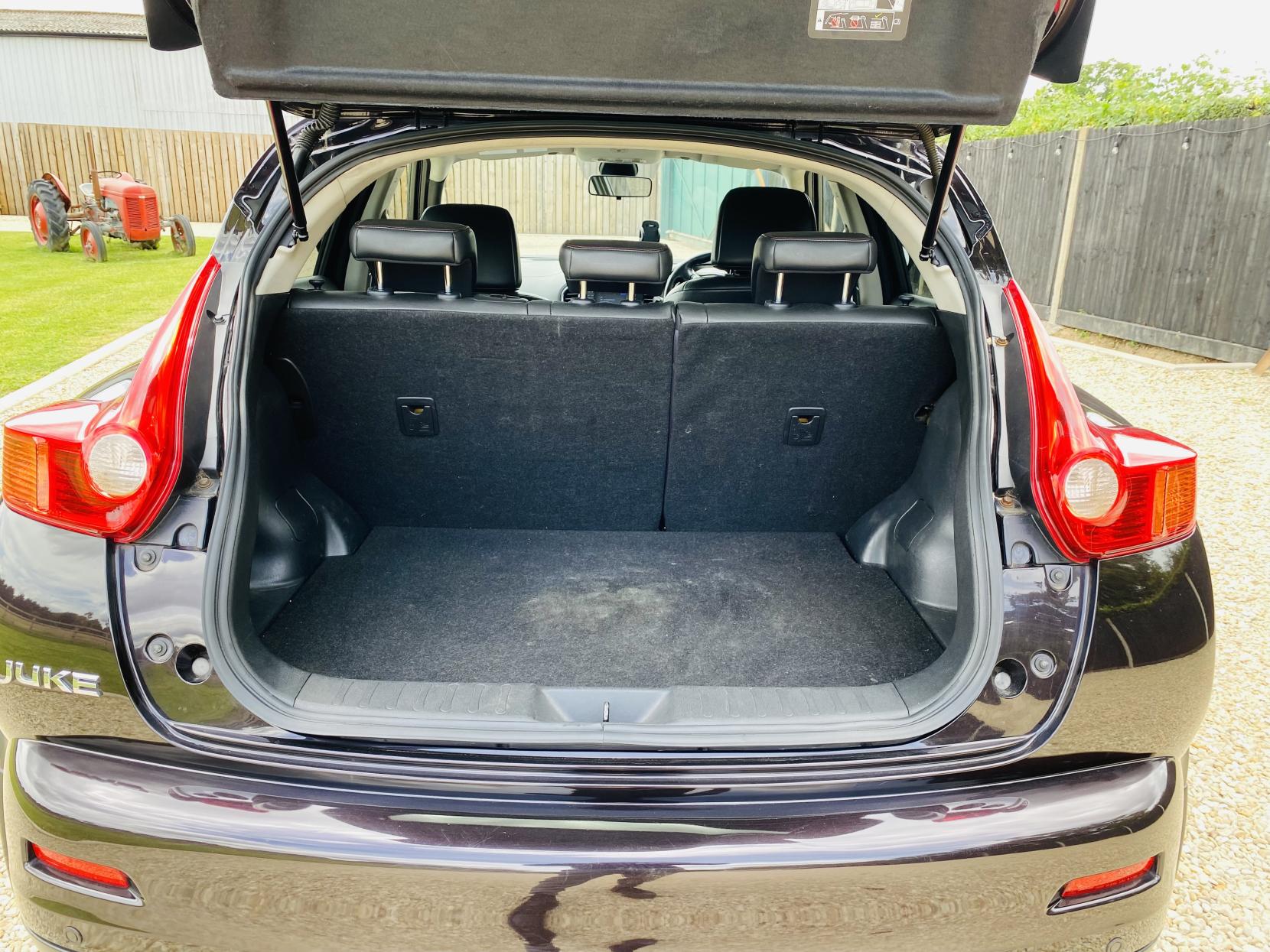 Nissan Juke 1.6 Tekna SUV 5dr Petrol CVT Euro 5 (117 ps)