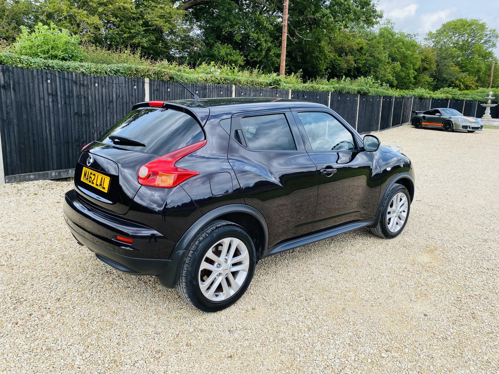 Nissan Juke 1.6 Tekna SUV 5dr Petrol CVT Euro 5 (117 ps)