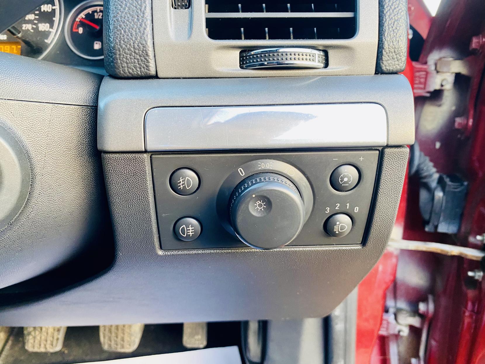 Vauxhall Vectra 1.8 VVT Exclusiv Hatchback 5dr Petrol Manual (173 g/km, 138 bhp)