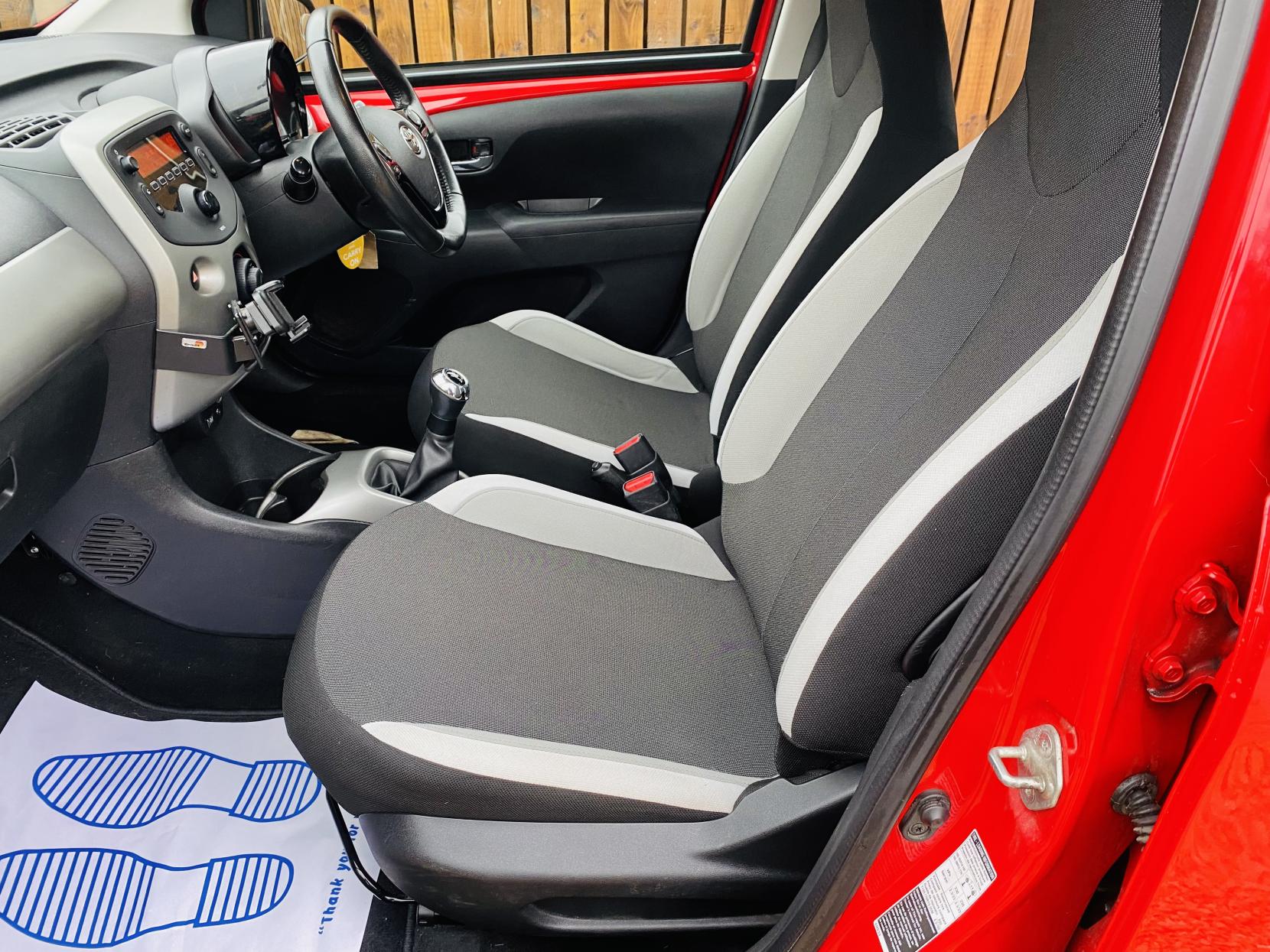 Toyota AYGO 1.0 VVT-i x-play Hatchback 5dr Petrol Manual Euro 6 (68 ps)