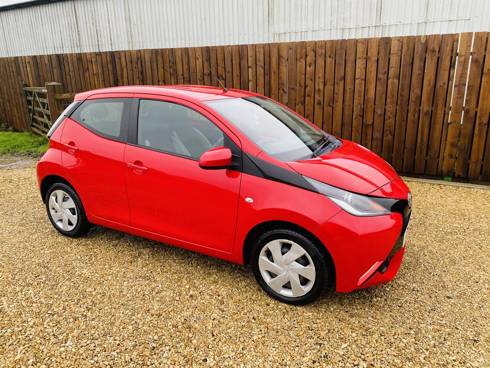 Toyota AYGO 1.0 VVT-i x-play Hatchback 5dr Petrol Manual Euro 6 (68 ps)