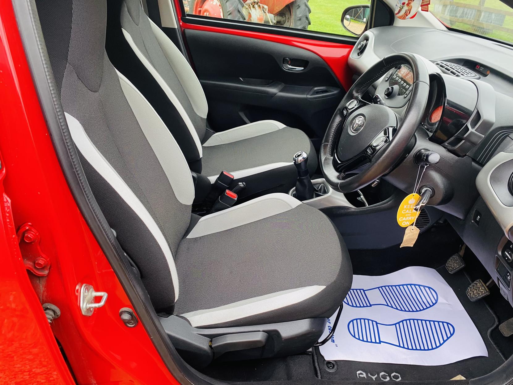 Toyota AYGO 1.0 VVT-i x-play Hatchback 5dr Petrol Manual Euro 6 (68 ps)