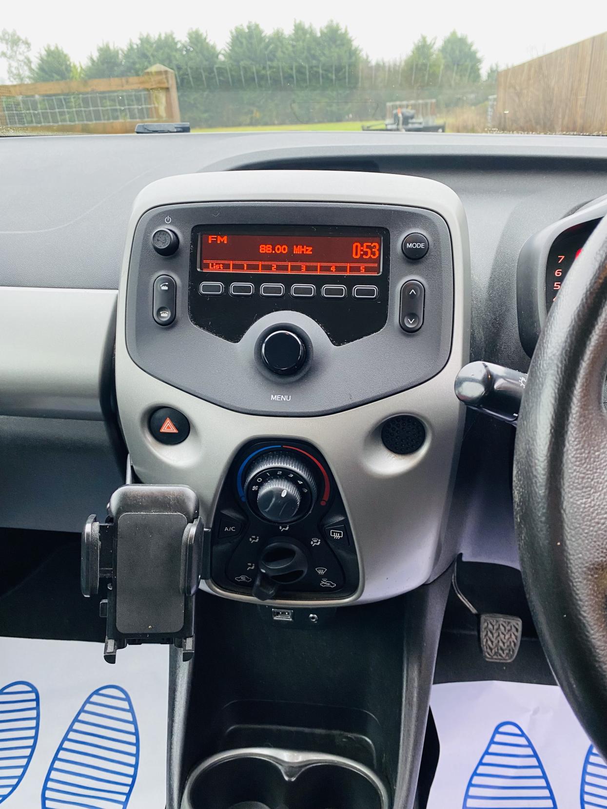 Toyota AYGO 1.0 VVT-i x-play Hatchback 5dr Petrol Manual Euro 6 (68 ps)