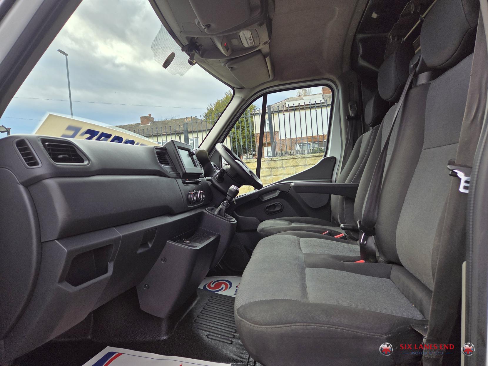 Renault Trucks Master RENAULT TRUCKS MASTER RED EDITION 35 LWB LOW LOADER MK3 FL2 (E62)