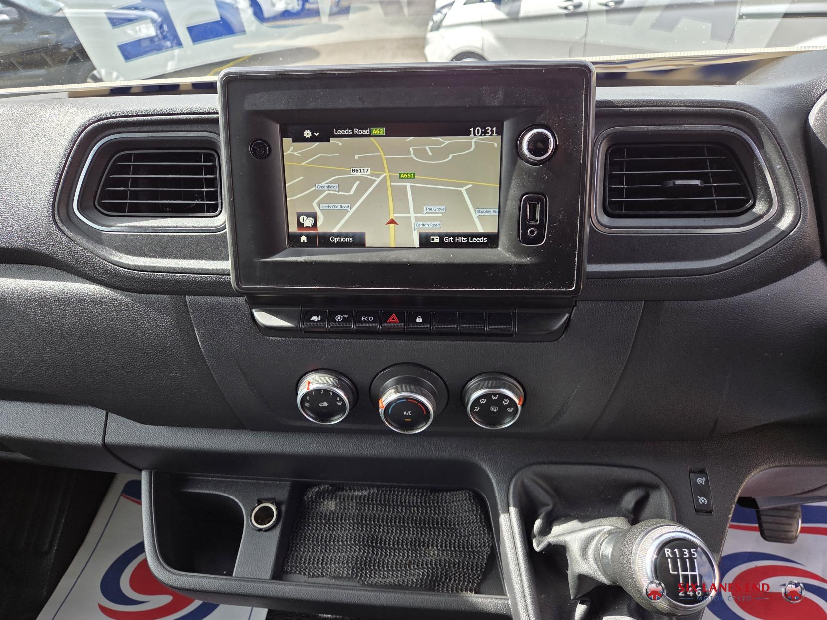 Renault Trucks Master RENAULT TRUCKS MASTER RED EDITION 35 LWB LOW LOADER MK3 FL2 (E62)