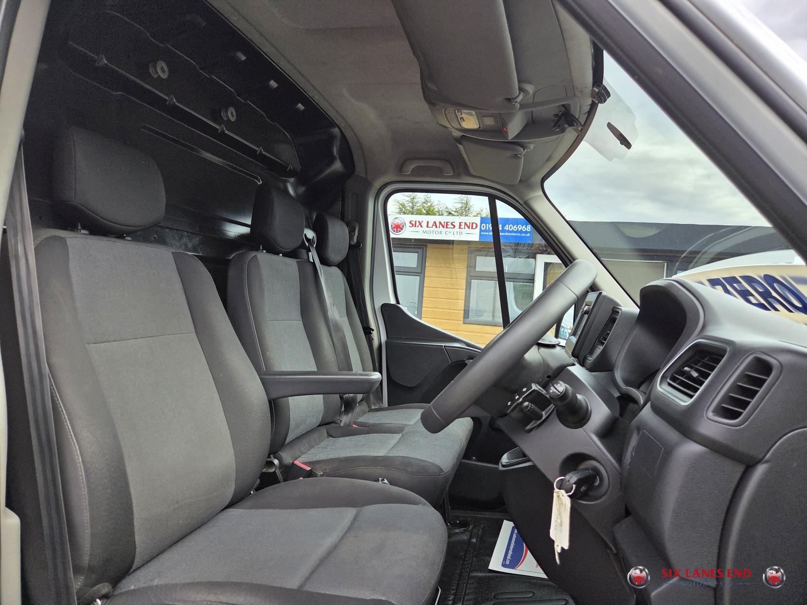 Renault Trucks Master RENAULT TRUCKS MASTER RED EDITION 35 LWB LOW LOADER MK3 FL2 (E62)