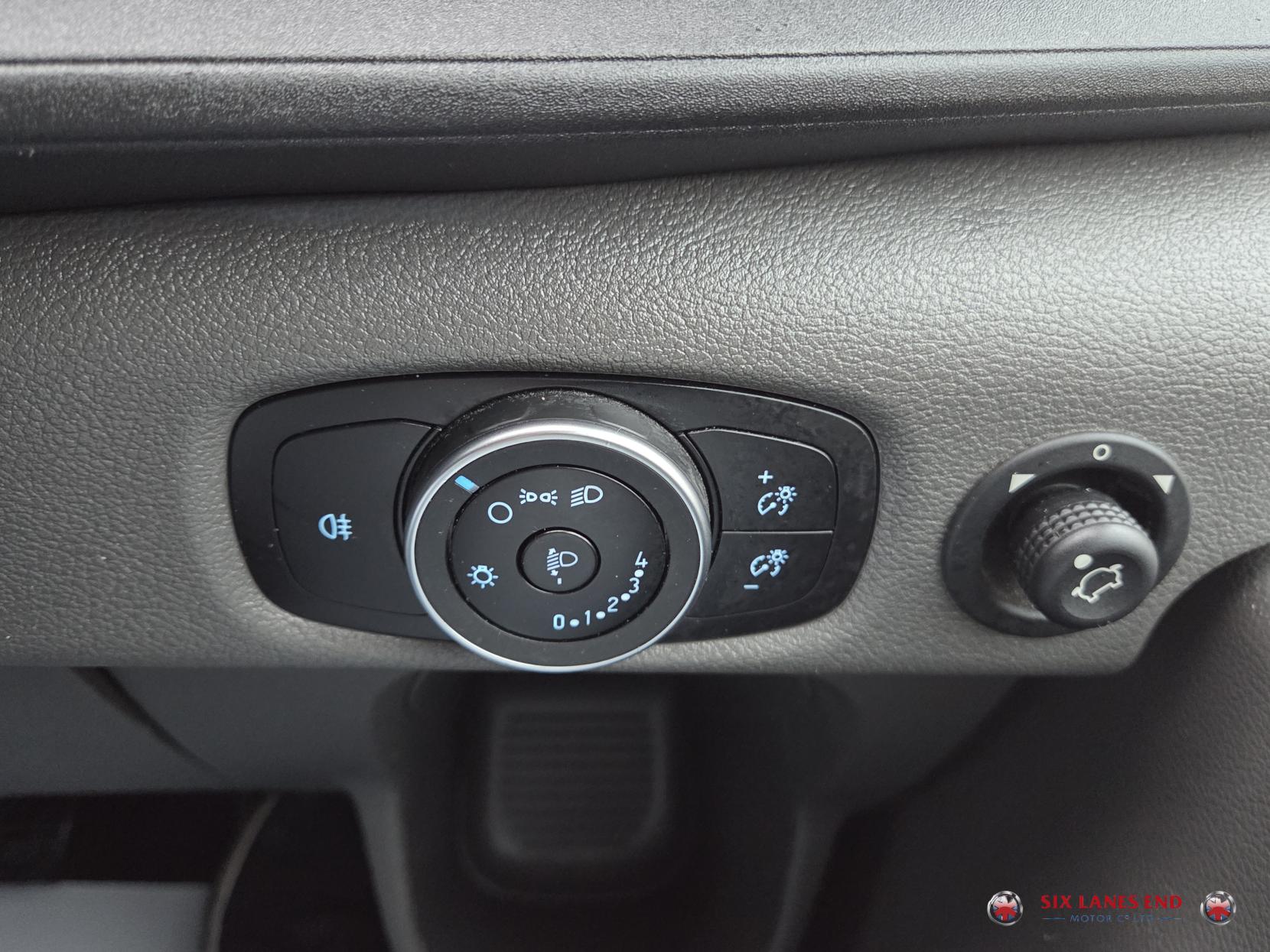 Ford Transit 2.0 350 EcoBlue Leader Luton 3dr Diesel Manual FWD L4 Euro 6 (s/s) (130 ps)