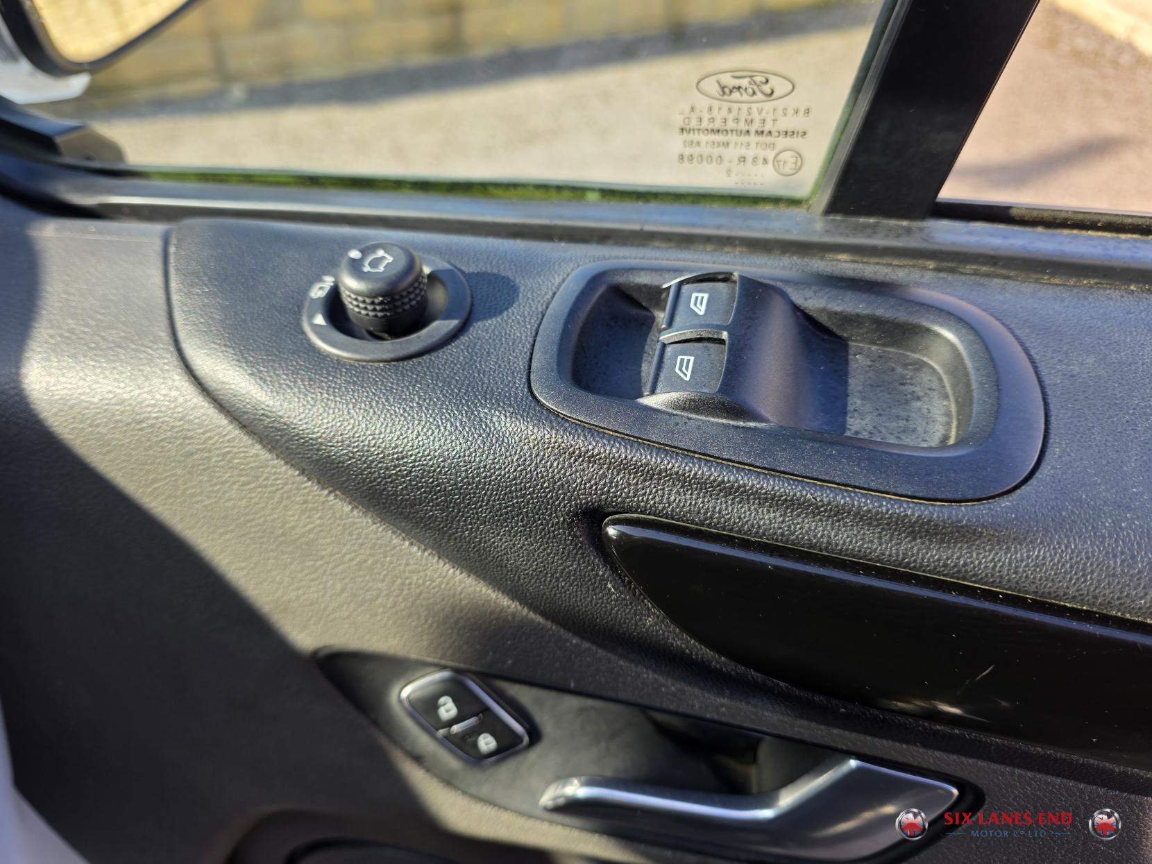 Ford Transit Custom 2.0 320 EcoBlue Limited Crew Van Double Cab 5dr Diesel Manual L2 H1 Euro 6 (s/s) (6 Seat) (130 ps)