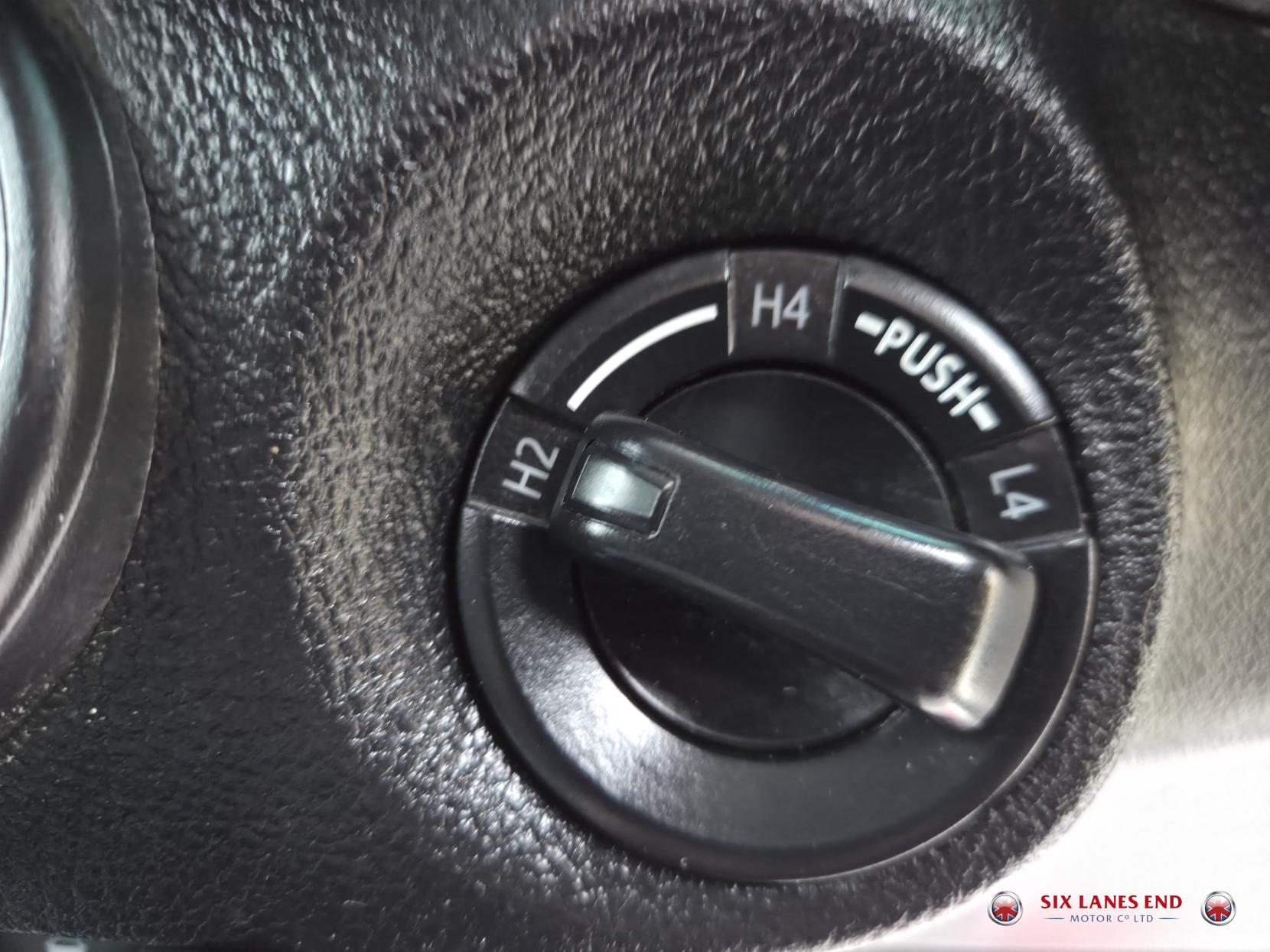 Toyota Hilux 2.4 D-4D Icon Pickup Double Cab 4dr Diesel Auto 4WD Euro 6 (s/s) (150 ps)