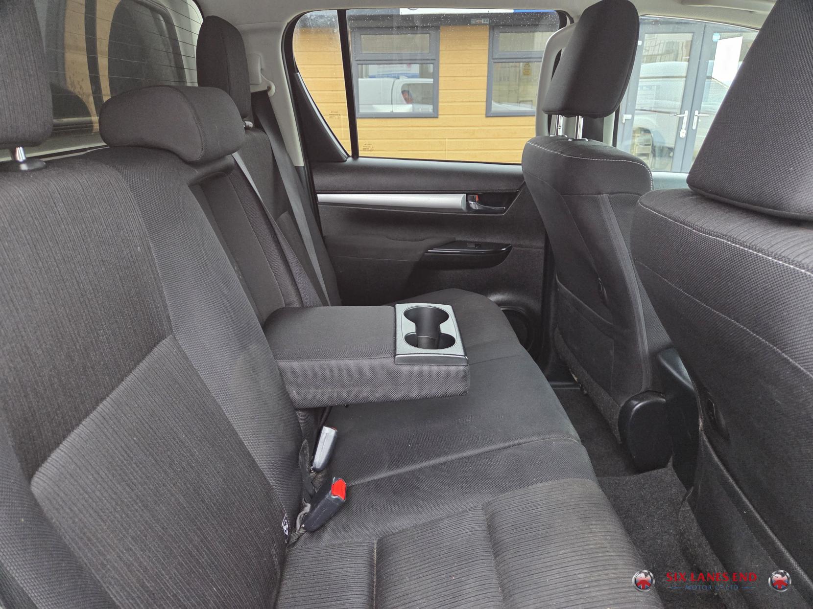 Toyota Hilux 2.4 D-4D Icon Pickup Double Cab 4dr Diesel Auto 4WD Euro 6 (s/s) (150 ps)