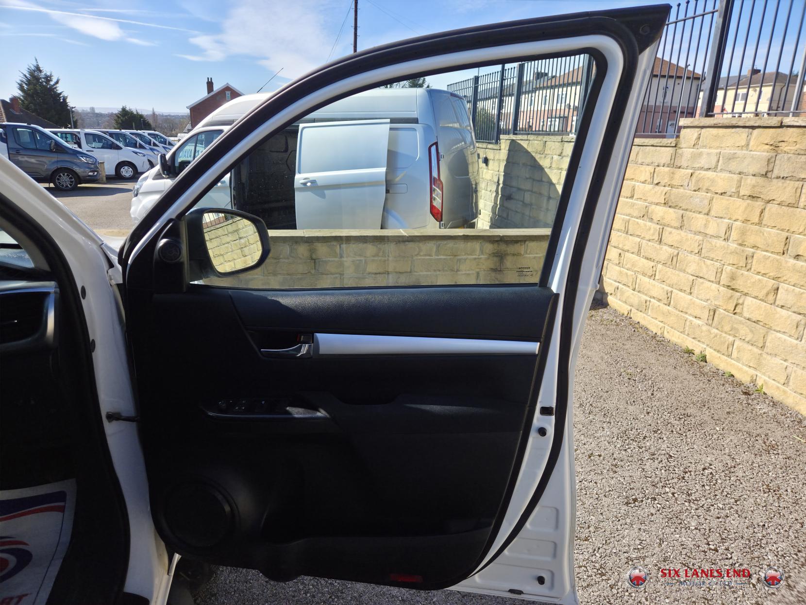 Toyota Hilux 2.4 D-4D Icon Pickup Double Cab 4dr Diesel Auto 4WD Euro 6 (s/s) (150 ps)