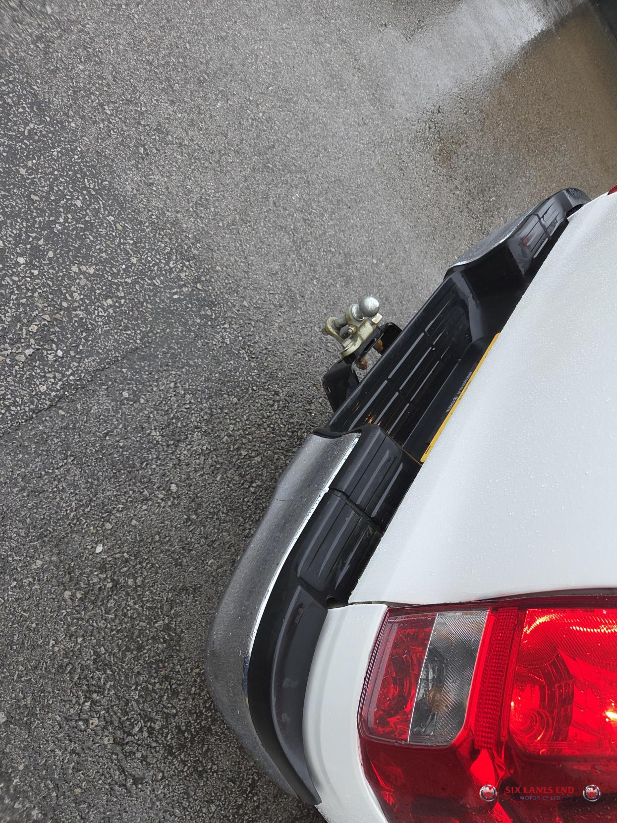 Toyota Hilux 2.4 D-4D Icon Pickup Double Cab 4dr Diesel Auto 4WD Euro 6 (s/s) (150 ps)