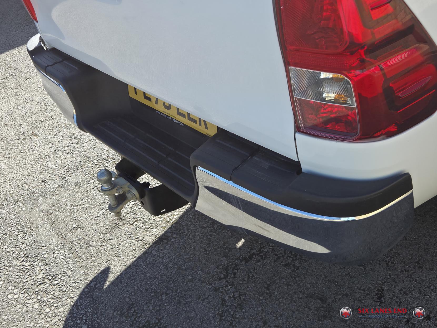 Toyota Hilux 2.4 D-4D Icon Pickup Double Cab 4dr Diesel Auto 4WD Euro 6 (s/s) (150 ps)