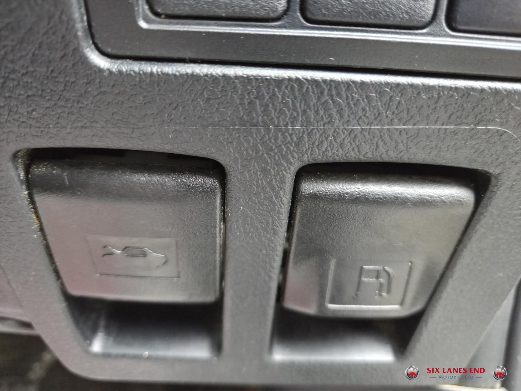 Toyota Hilux 2.4 D-4D Icon Pickup Double Cab 4dr Diesel Auto 4WD Euro 6 (s/s) (150 ps)