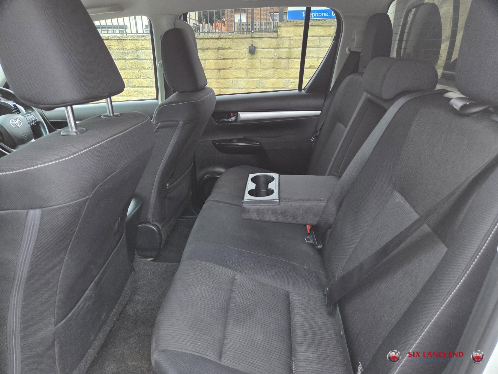 Toyota Hilux 2.4 D-4D Icon Pickup Double Cab 4dr Diesel Auto 4WD Euro 6 (s/s) (150 ps)