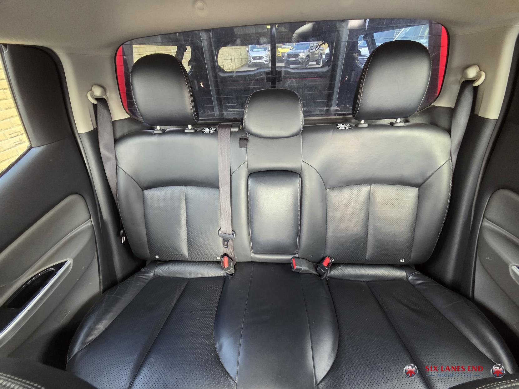 Mitsubishi L200 2.4 DI-D DC Warrior Pickup Double Cab 4dr Diesel Auto 4WD Euro 6 (178 ps)