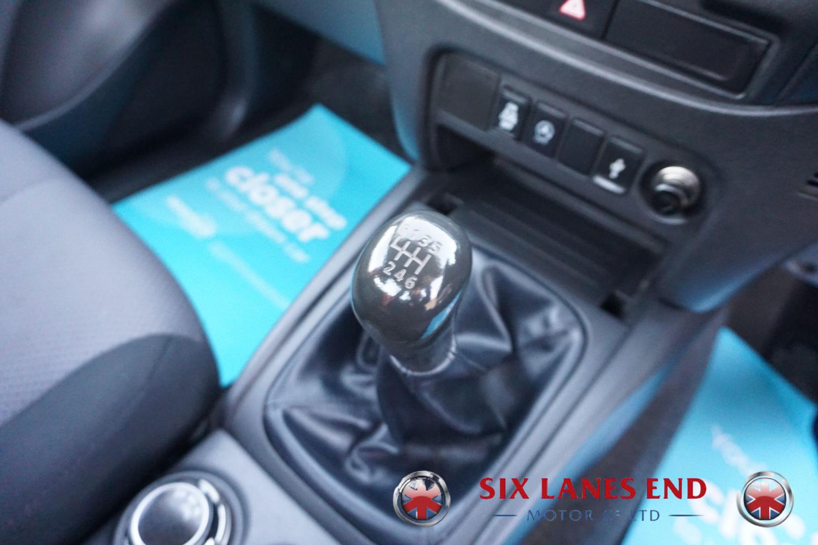 Mitsubishi L200 2.4 DI-D SC 4Life Pickup 2dr Diesel Manual 4WD Euro 6 (s/s) (154 ps)