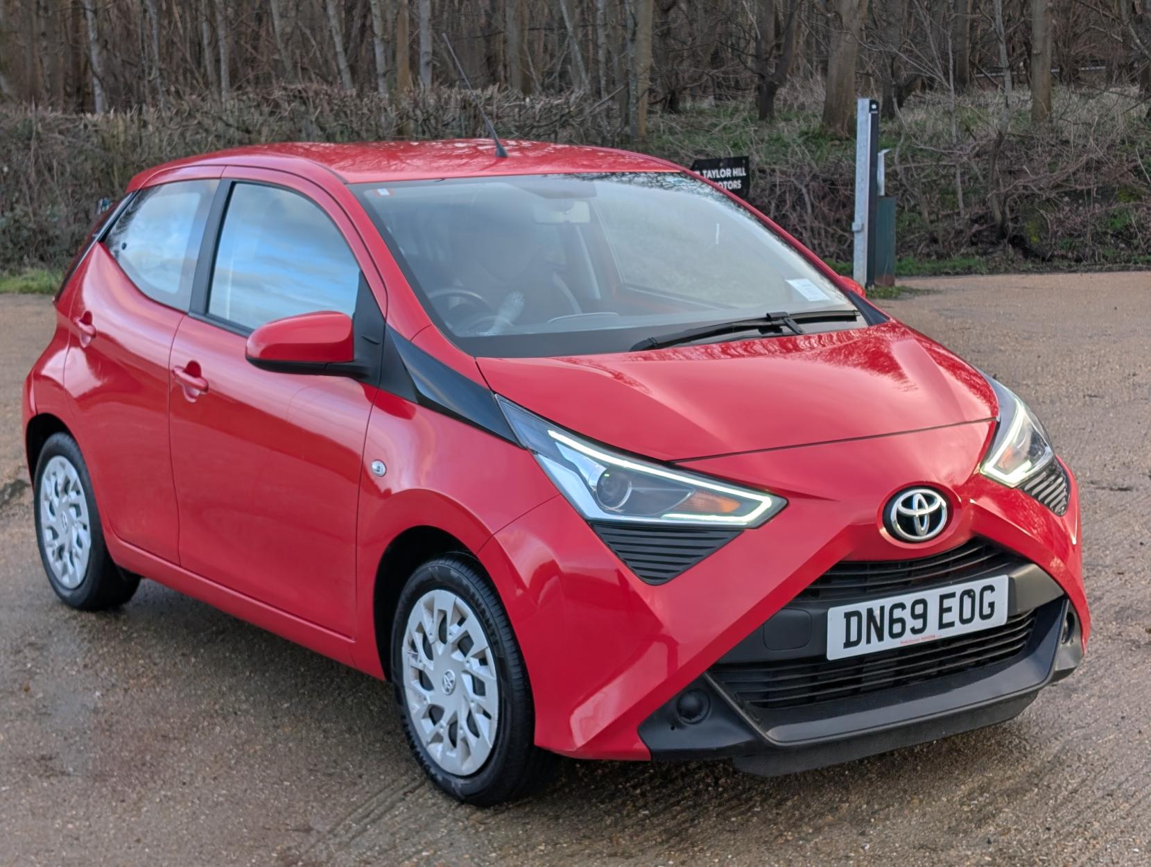 Toyota AYGO 1.0 VVT-i x-play Hatchback 5dr Petrol Manual Euro 6 (71 ps)