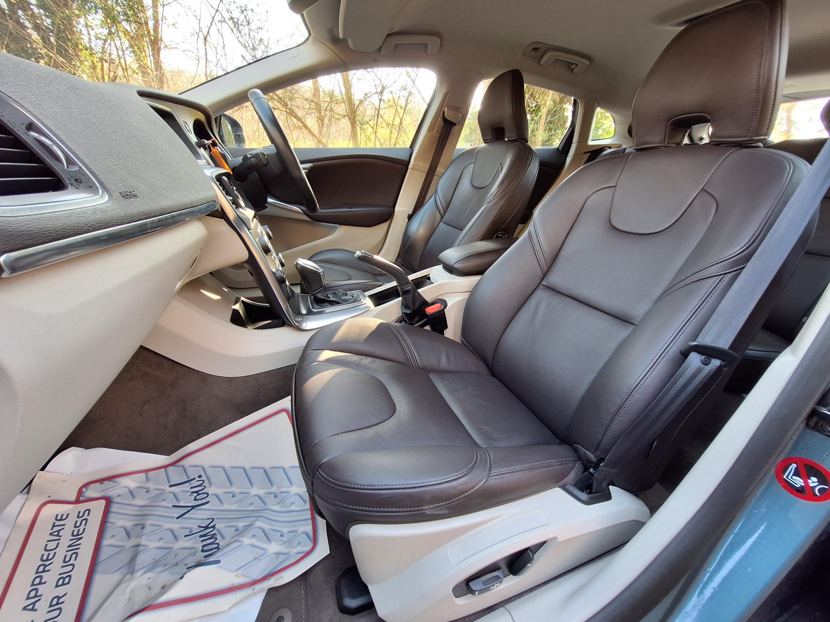 Volvo V40 1.6 SE Lux Nav Hatchback (2012 - 2016)