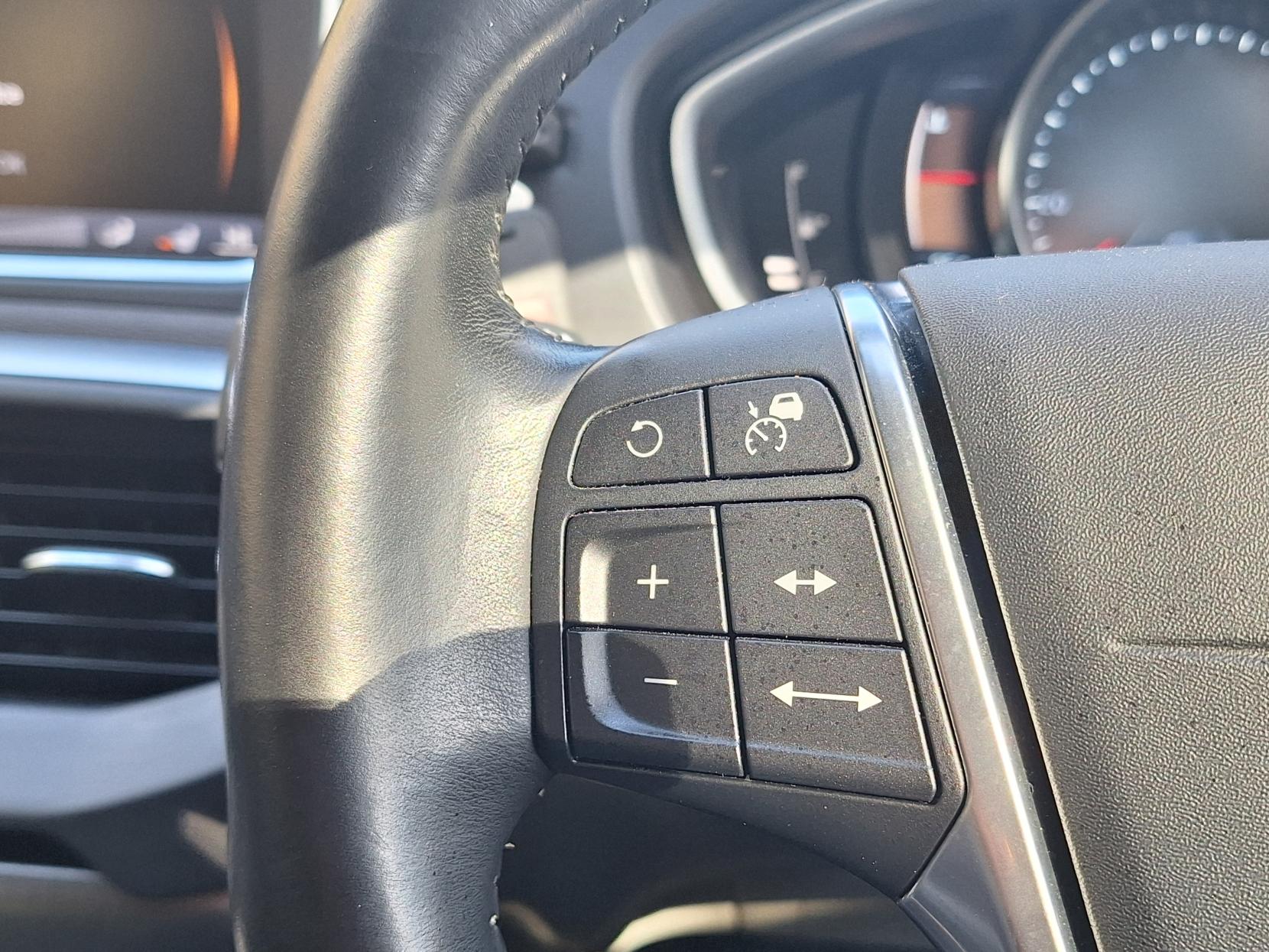 Volvo V40 1.6 SE Lux Nav Hatchback (2012 - 2016)