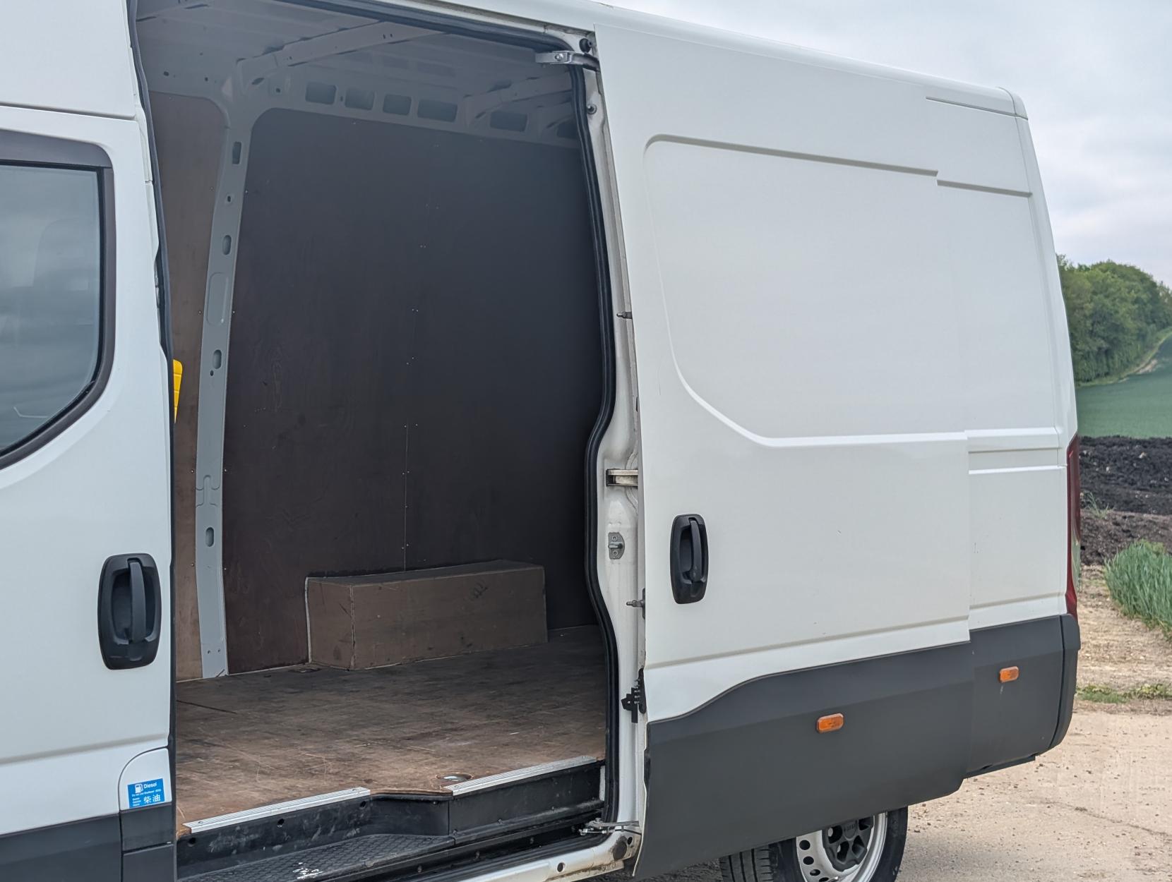 Iveco Daily 2.3D HPI 14V 35S 3520 Panel Van 5dr Diesel Manual MWB High Roof Euro 6 (s/s) (136 ps)