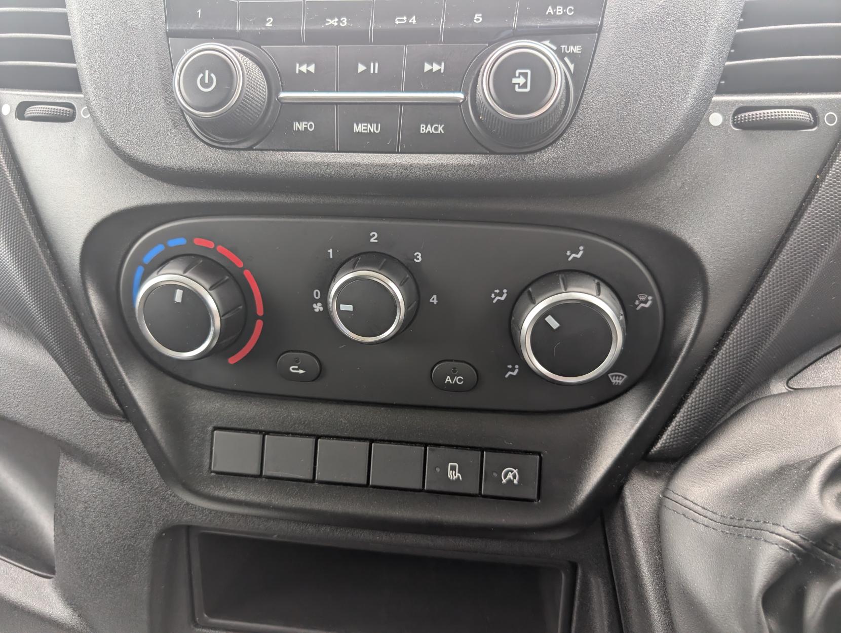Iveco Daily 2.3D HPI 14V 35S 3520 Panel Van 5dr Diesel Manual MWB High Roof Euro 6 (s/s) (136 ps)