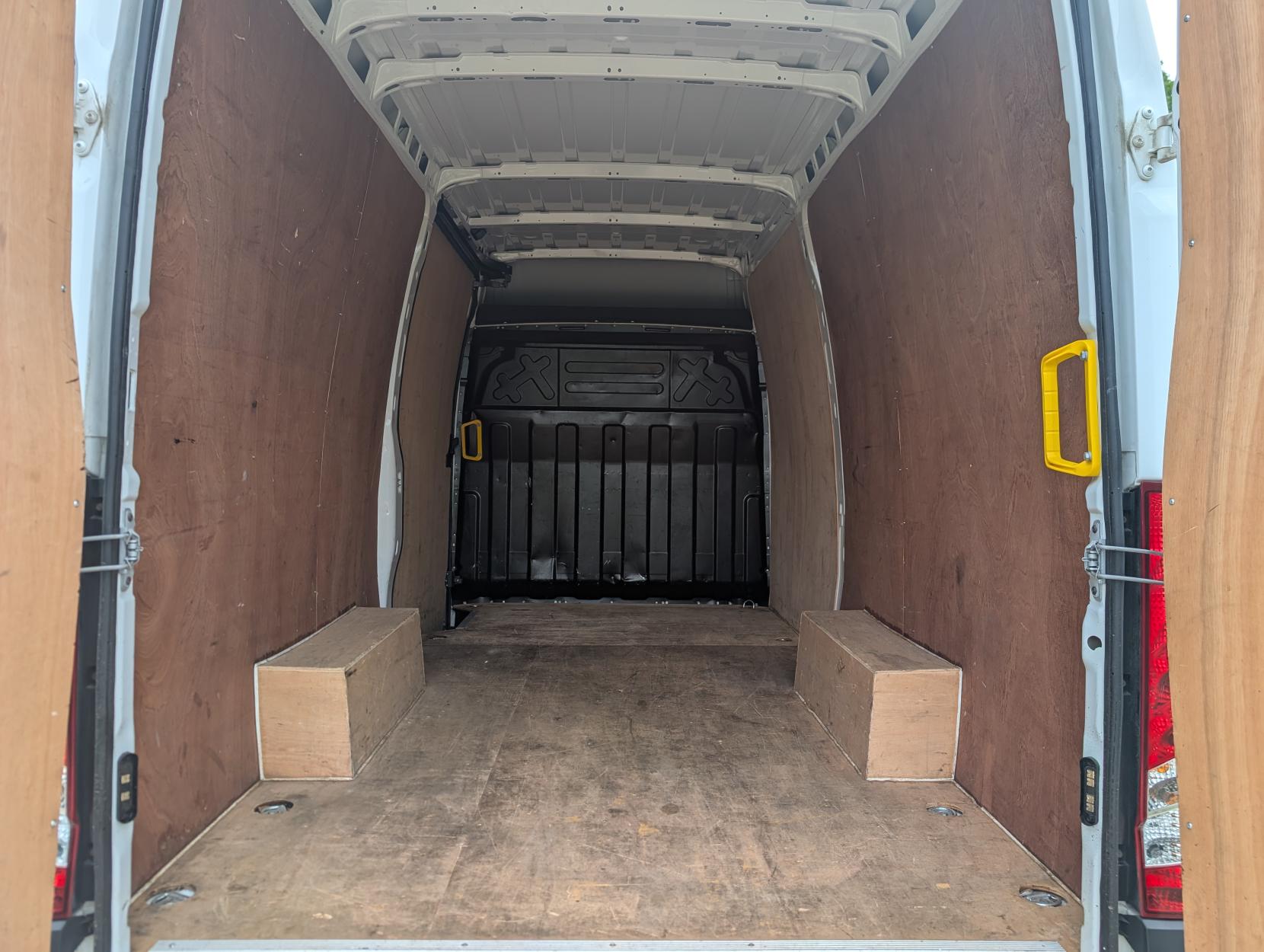 Iveco Daily 2.3D HPI 14V 35S 3520 Panel Van 5dr Diesel Manual MWB High Roof Euro 6 (s/s) (136 ps)