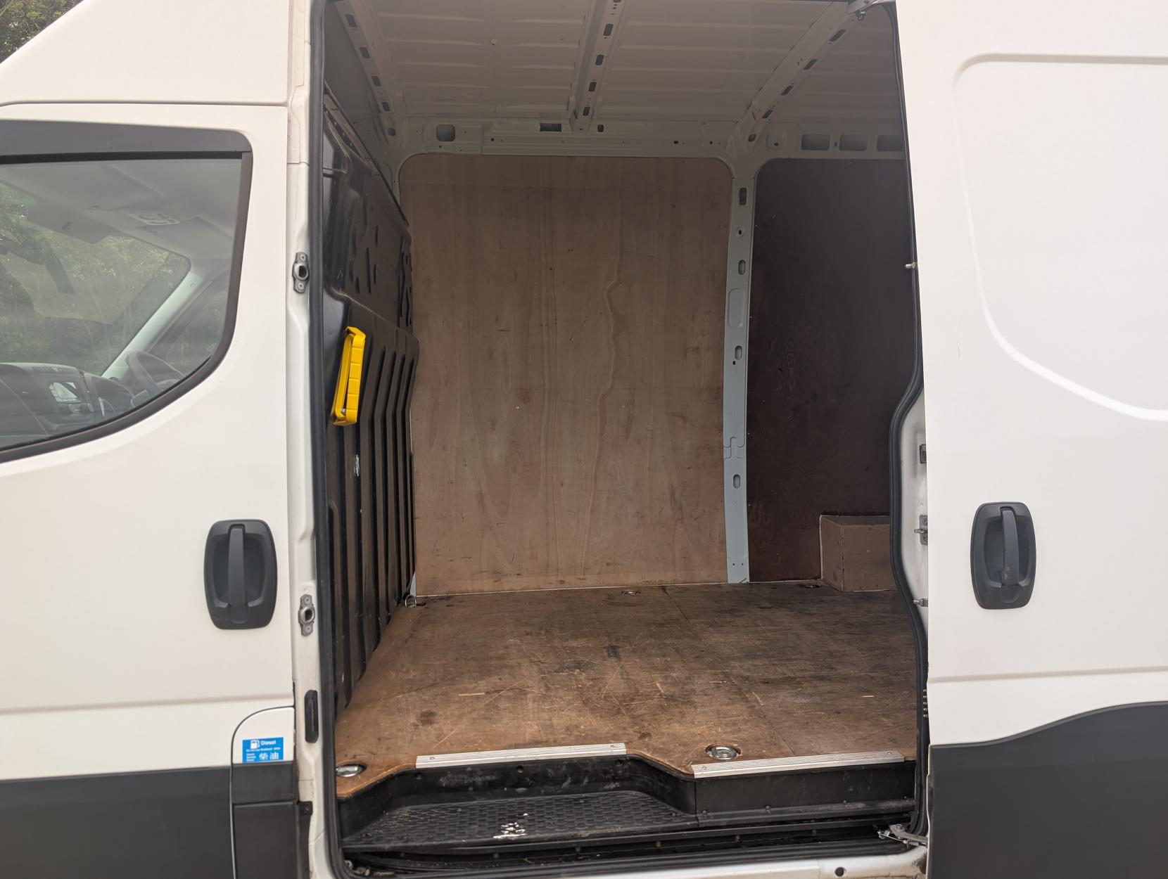 Iveco Daily 2.3D HPI 14V 35S 3520 Panel Van 5dr Diesel Manual MWB High Roof Euro 6 (s/s) (136 ps)