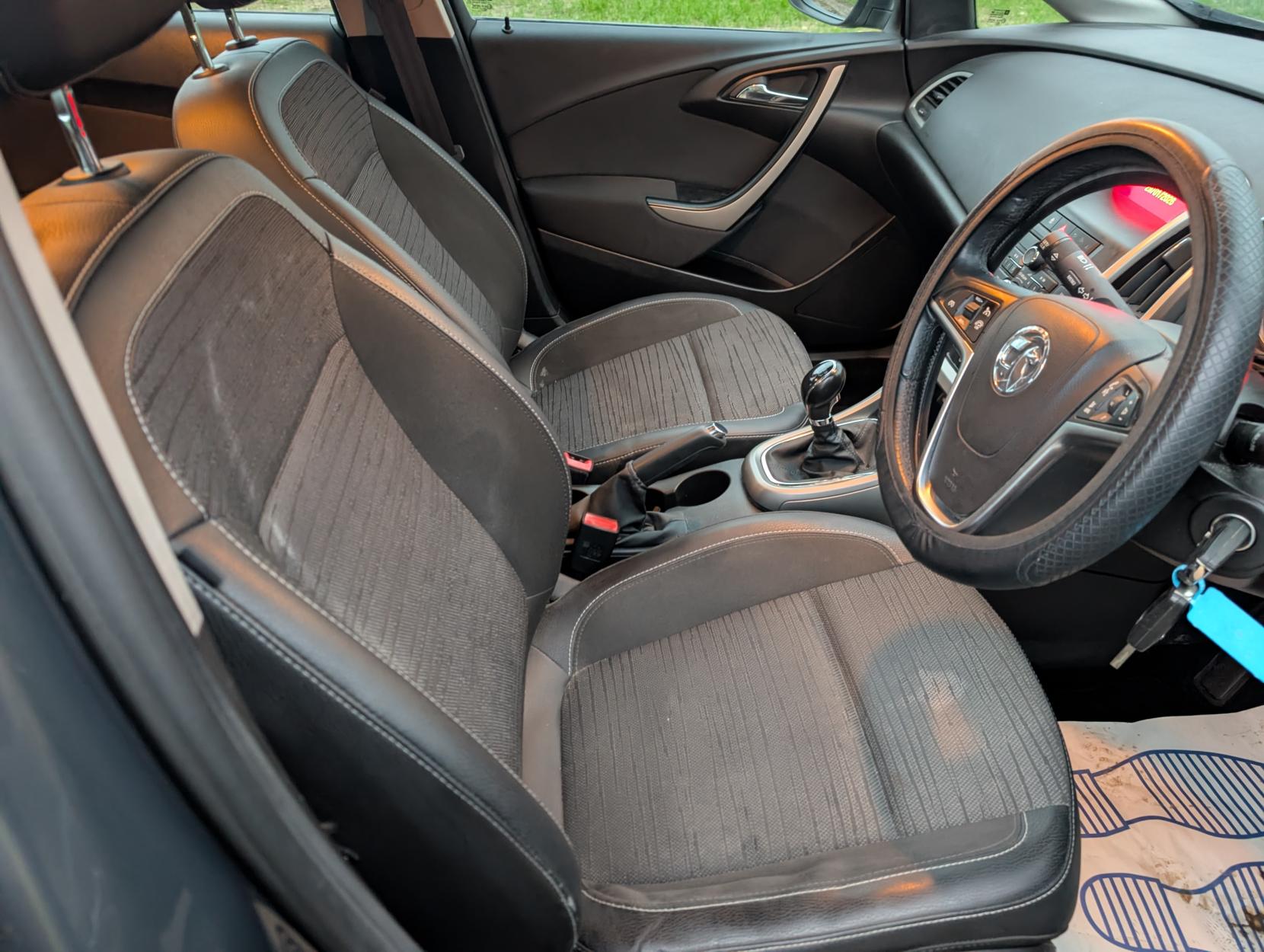 Vauxhall Astra 1.6 16v Excite Hatchback 5dr Petrol Manual Euro 5 (115 ps)