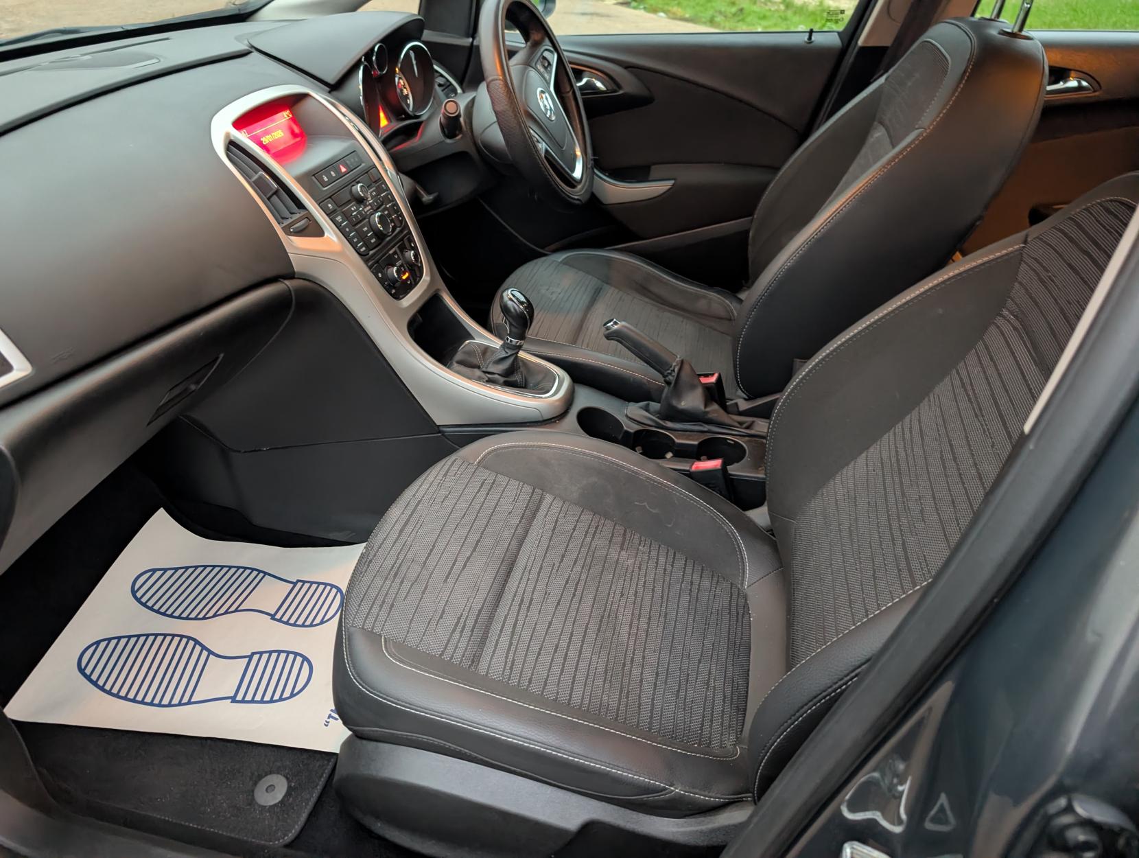 Vauxhall Astra 1.6 16v Excite Hatchback 5dr Petrol Manual Euro 5 (115 ps)