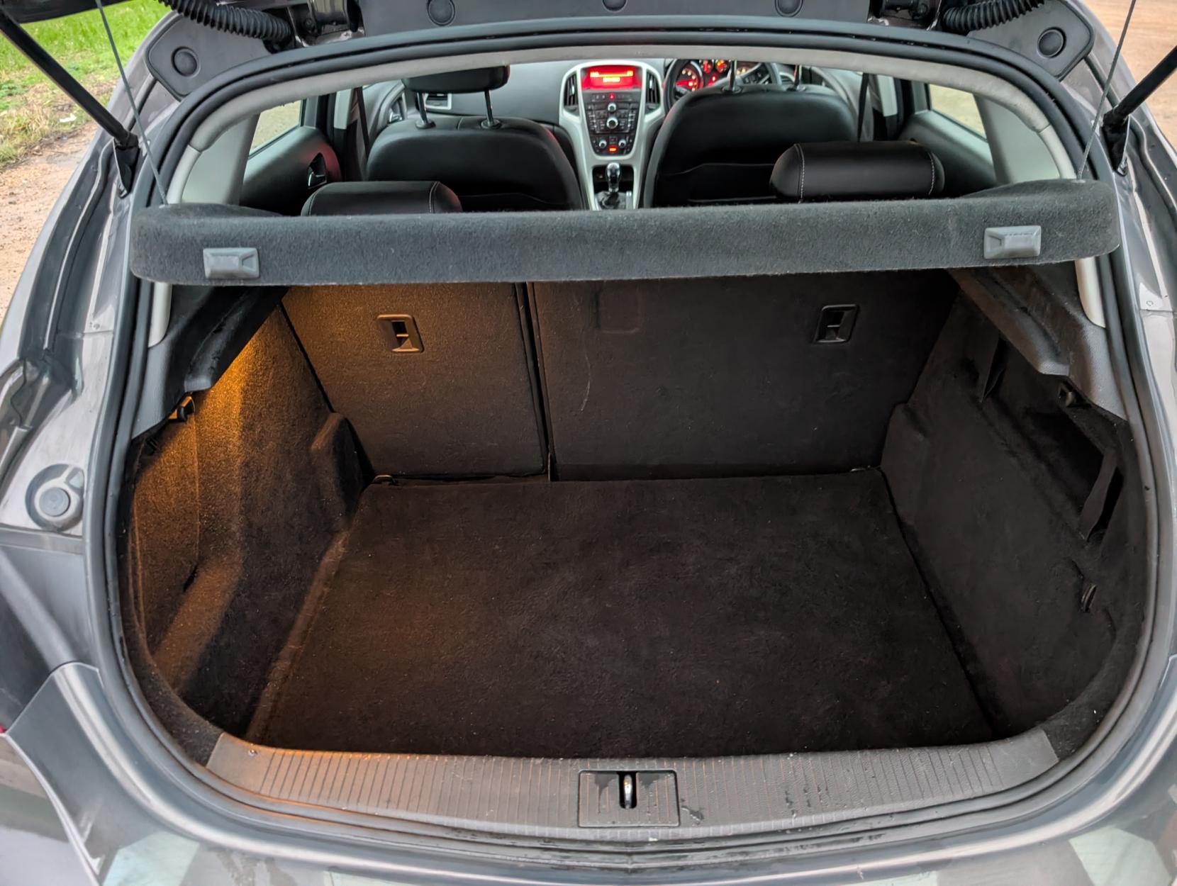 Vauxhall Astra 1.6 16v Excite Hatchback 5dr Petrol Manual Euro 5 (115 ps)